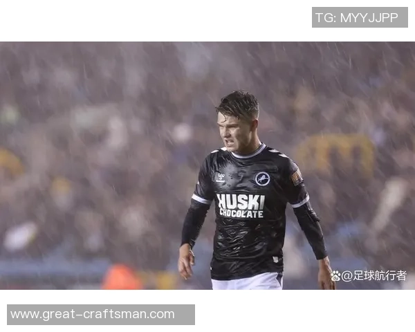 足球明星家中遭遇抢劫球迷心痛不已事件引发广泛关注与讨论