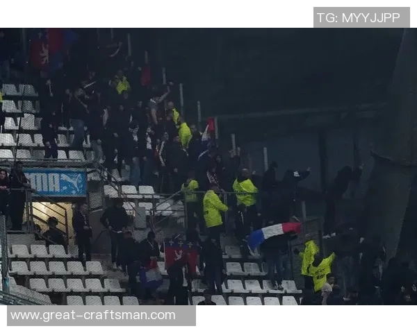 足球明星因场外冲突被拍到暴力打架视频引发热议与争议 足球明星因场外冲突被拍到暴力打架视频引发热议与争议